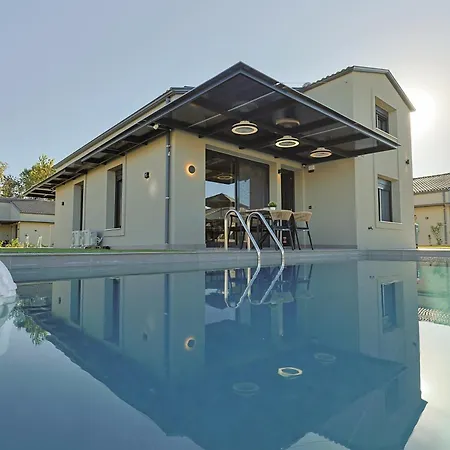 Helios - Seaside Pool & Private Parking