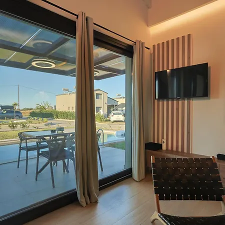 Helios - Seaside Pool & Private Parking * Олимпиаки-Акти