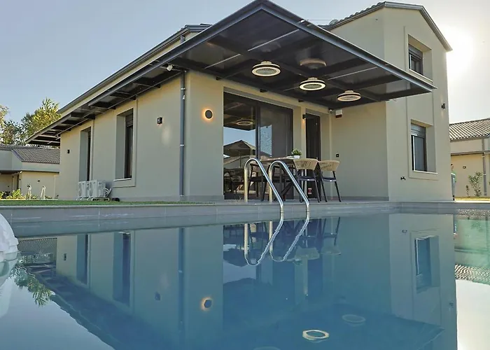 Helios - Seaside Pool & Private Parking