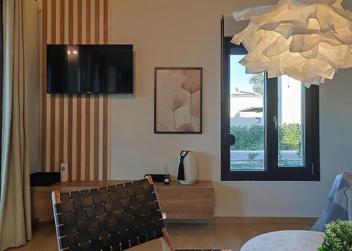 Helios - Seaside Pool & Private Parking Olympiakí Aktí