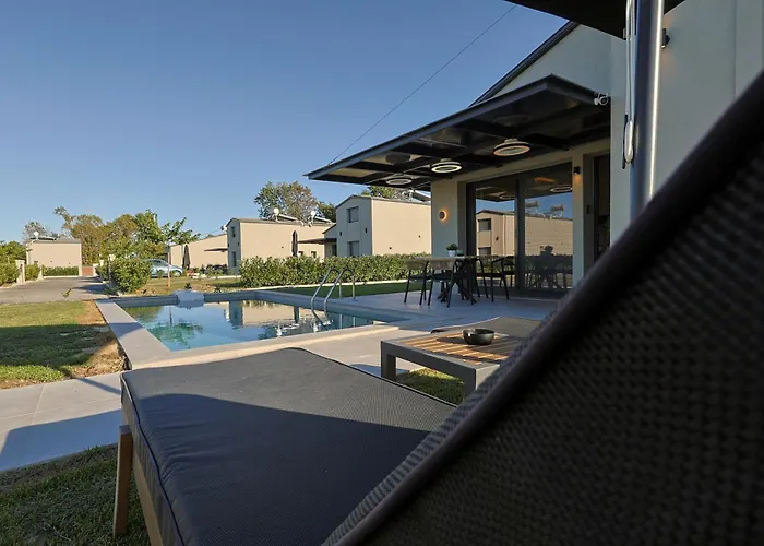 Helios - Seaside Pool & Private Parking * Олимпиаки-Акти