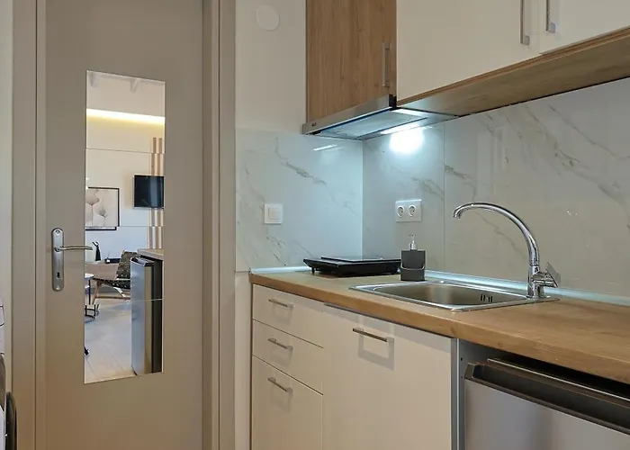 Helios - Seaside Pool & Private Parking Вилла Олимпиаки-Акти