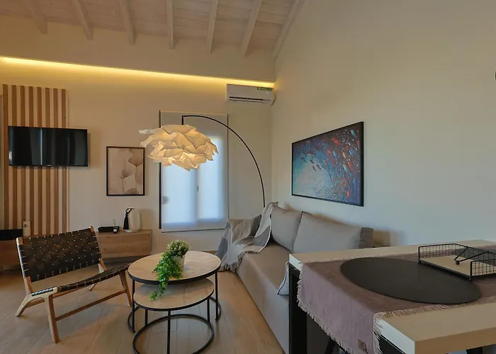 Vila Helios - Seaside Pool & Private Parking Olympiakí Aktí