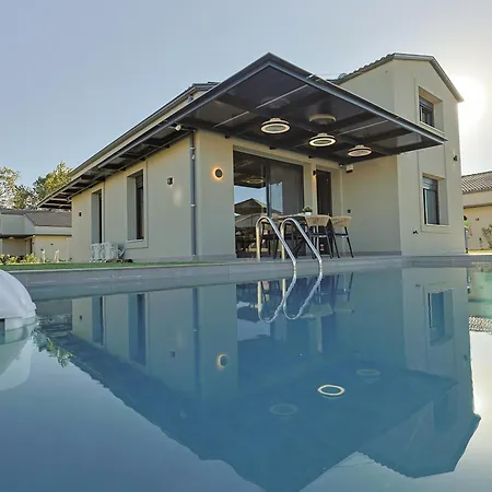 Helios - Seaside Pool & Private Parking *