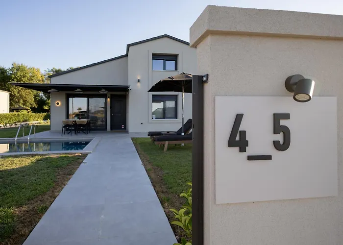 Villa Helios - Seaside Pool & Private Parking