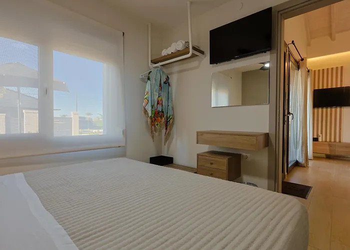 Villa Helios - Seaside Pool & Private Parking