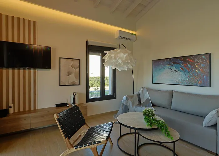 Helios - Seaside Pool & Private Parking Villa *