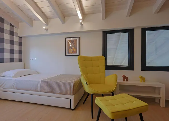 Helios - Seaside Pool & Private Parking Villa Olympiakí Aktí