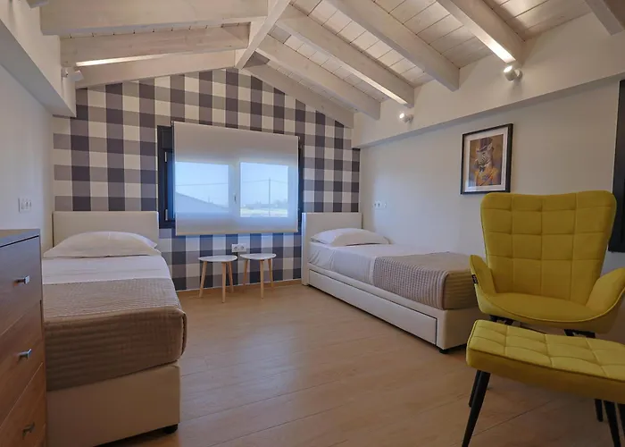 Villa Helios - Seaside Pool & Private Parking