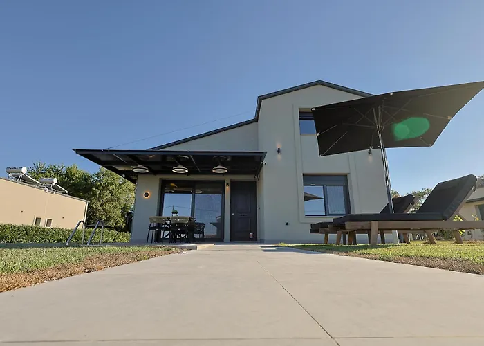 Helios - Seaside Pool & Private Parking Villa Olympiakí Aktí