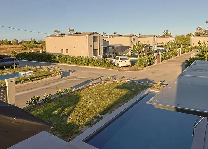 Helios - Seaside Pool & Private Parking Willa
